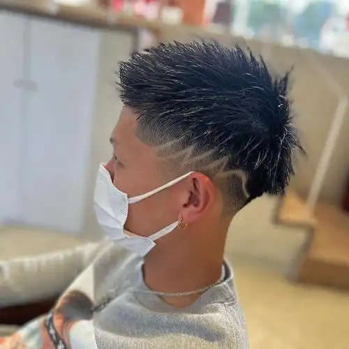 飞机头可以说是型男必备的发型,立体帅气的造型,就算你是普通人,剪完