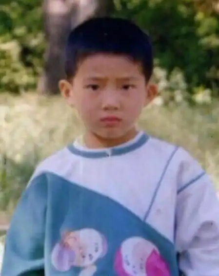 回顾井柏然出生28天被弃靠奶奶捡破烂养大爆红后父母认亲