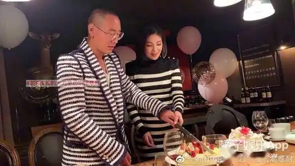 然而不到一个月的时间, 汤子嘉就和另一个女生亲密互动了?