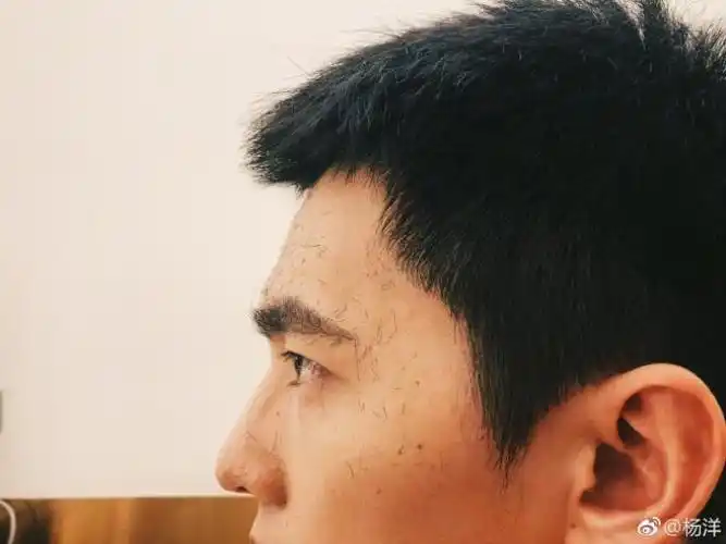 没想到就在2018年12月的最后一天,杨洋发了自拍九宫格,本来是一件让