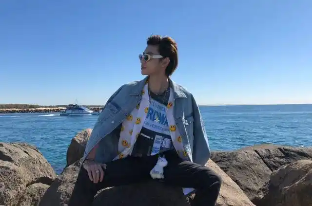 小鬼更博晒照justin穿蓝色大棉裤乱入粉丝短腿小矮子