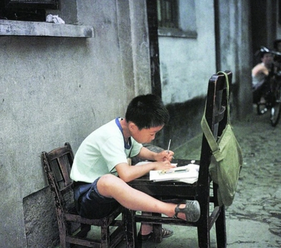 80年代罕见老照片:那个撑着雨伞的女孩,你如今在哪里?