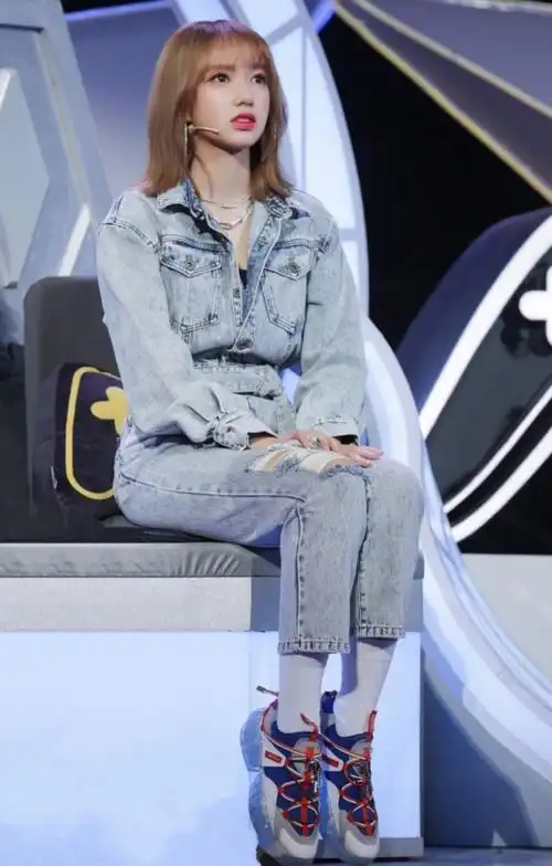 她与范丞丞主演灵域今穿牛仔连体裤坐姿乖巧似小学生