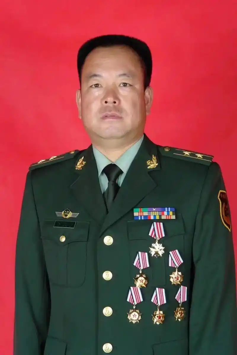 曾在中国人民武装警察部队新疆边防总队服役26年,终身难忘卫国 - 抖音