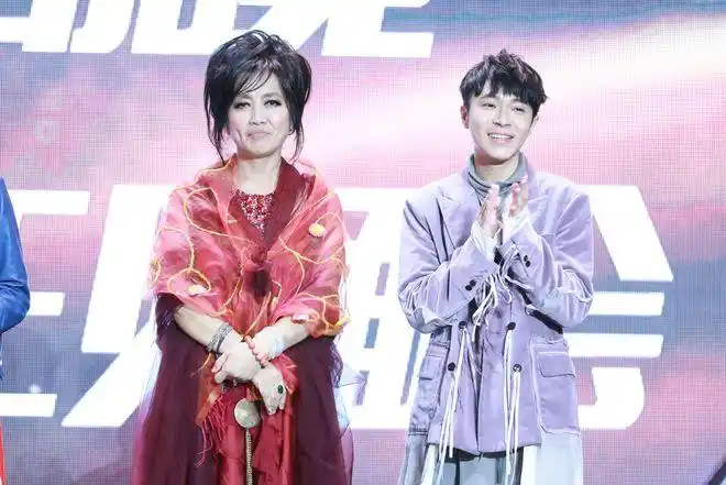 歌王刘欢夺冠后喜笑颜开青峰可爱比心笑容撩人