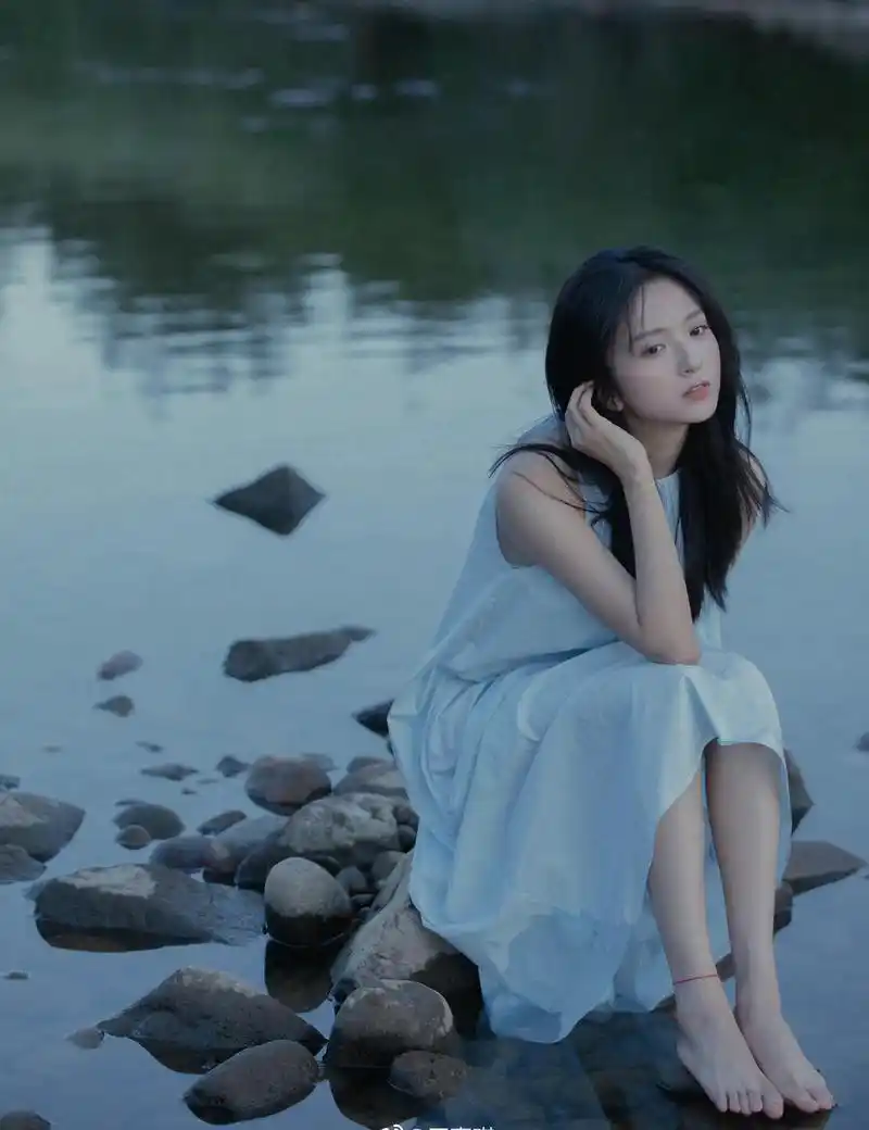 厉嘉琪白色连衣裙水边写真
