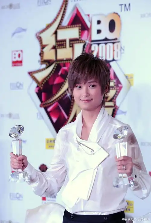 李宇春:在风雨中砥砺前行的音乐力量 李宇春,这位华语乐坛的标志性