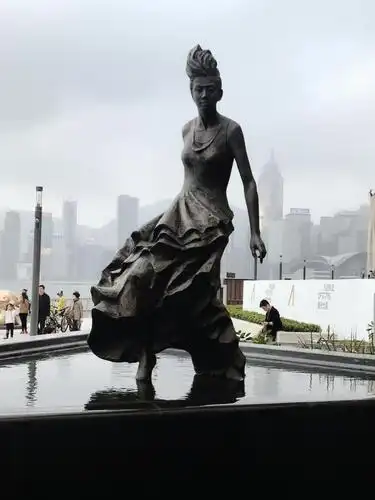 2月5日,位于星光大道上的梅艳芳铜像,吸引了大批游客驻足合影.