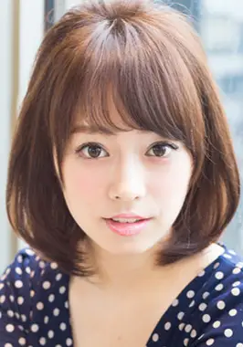 棕色的染发 微微内扣的烫卷设计都能为mm轻松减龄修颜,而那中分的刘海