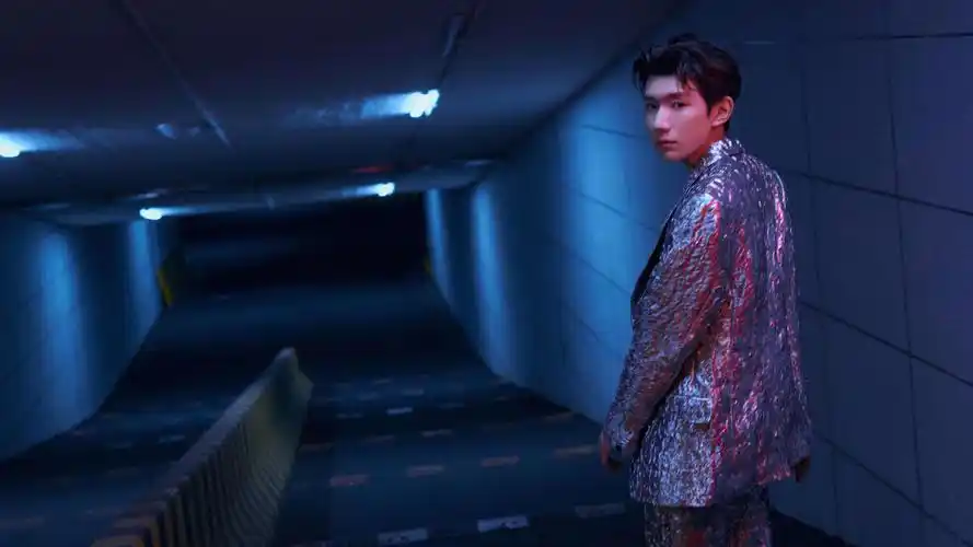 电脑壁纸 明星 大陆明星 王源隧道港风复古时尚写真