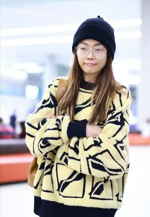 容祖儿素颜出门有点憔悴穿接地气的羊羔毛服装一点没明星架子