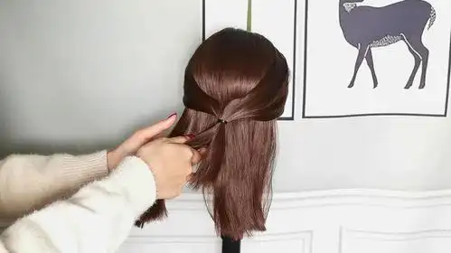 40岁的短发妈妈有福了,用这个简单的手法,扎出减龄唯美的盘发