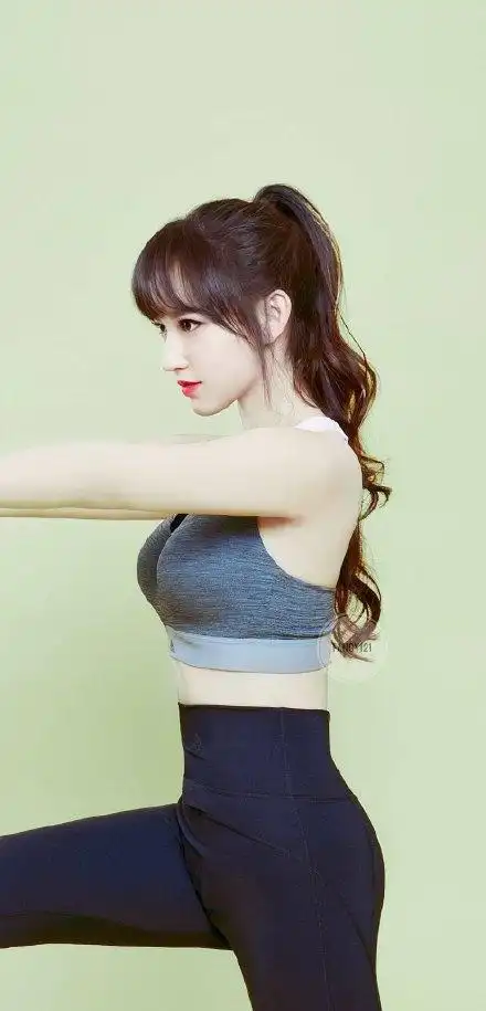 程潇晒最美运动写真图奶潇大秀小蛮腰网友血槽以空