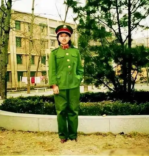 文章通过解析韩红在军装,黄色西装,黑色西装和休闲外套的穿搭,突显了