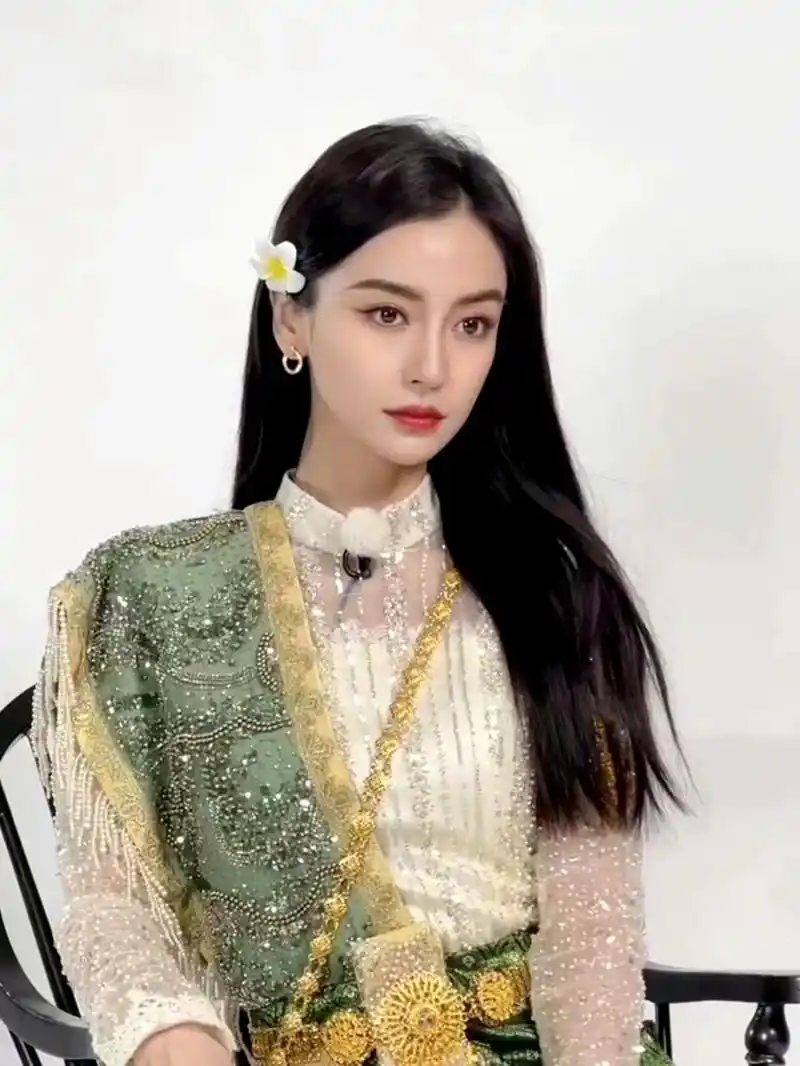 杨颖的黑长直造型太酷啦