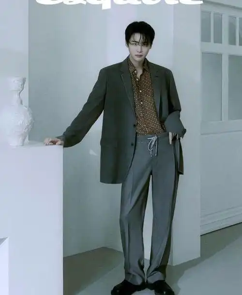 李钟硕总算颜值回春拍写真身材高挑气质依旧不再是胖头鱼了