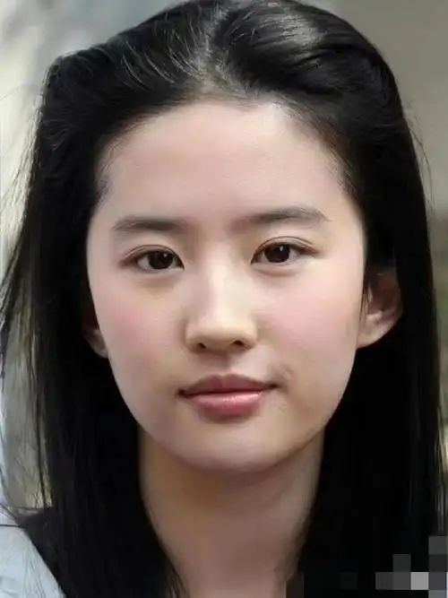 刘亦菲天生冷白皮不是吹的,素颜状态这么好,皮肤细腻几乎看不见毛孔.