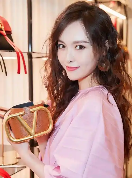 美女演员唐嫣的高跟美照_尖头_黑色_女神