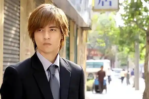 6位留长发却不娘的男星,个个五官硬朗,野性又帅气