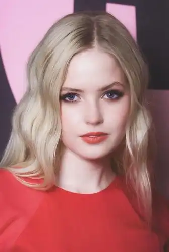 推荐两个英美的95妹子,完全是芭比本人了.