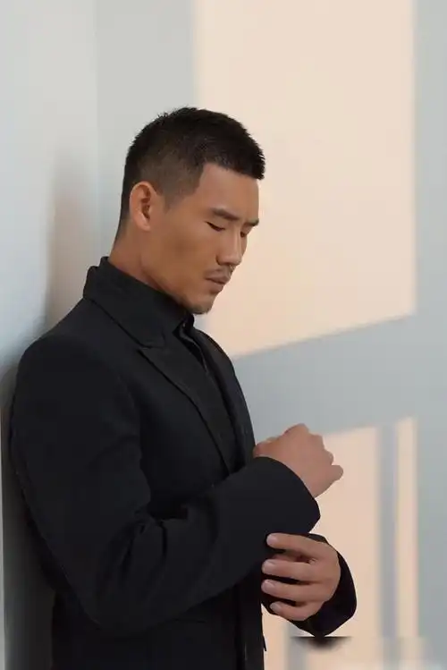 中国硬汉谢孟伟黑色西装搭配平头发型网友帅出新高度