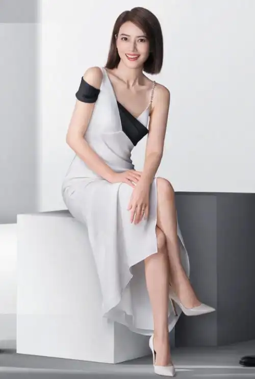 脚底一双细跟高跟鞋展示出闺女味,长裙吊带的制定将高圆圆精美的颈部