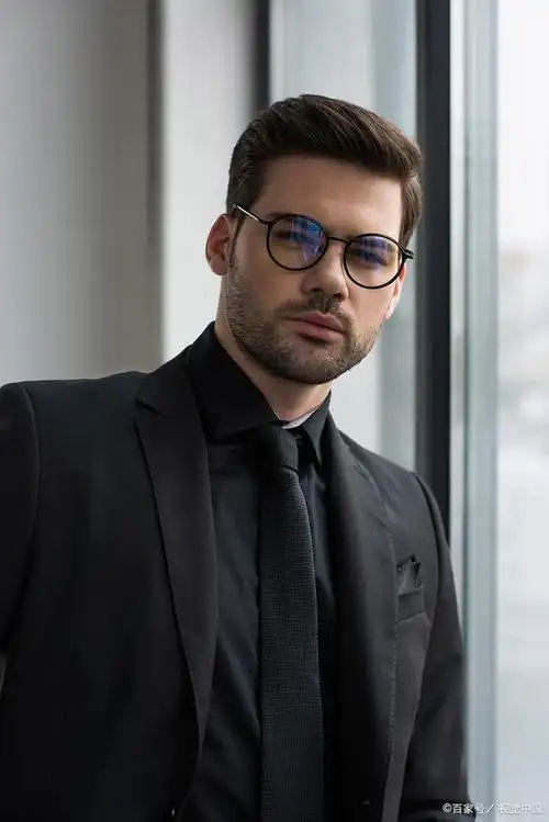 男士在选择眼镜框时,首要考虑的是如何平衡面部比例,让眼镜与脸型相得