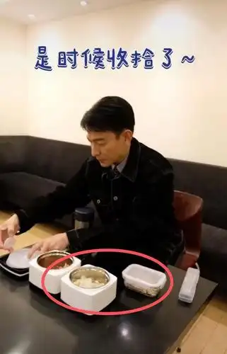 刘德华吃快餐的样子太可爱,两个举动显绅士风度,网友:吃饭都帅