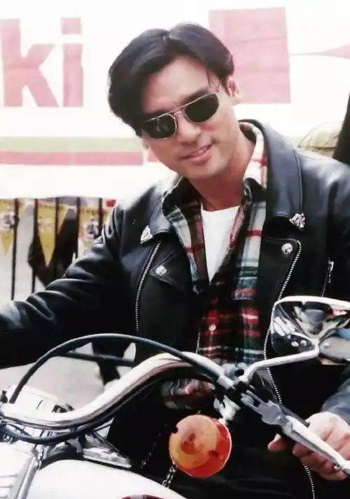 年近70钟镇涛出海身材如男模!离开章小蕙娶小19岁贤妻又身价过亿