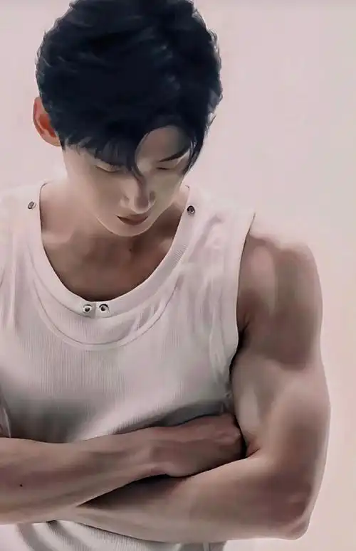 白敬亭 低胸内搭#白敬亭绝对是是内娱最会健身的男明星白敬亭超话|请