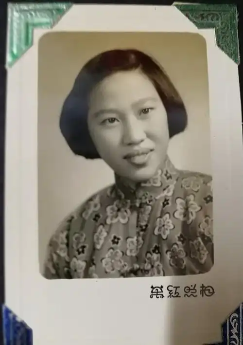 中学时代顾老师,发型是50年代的