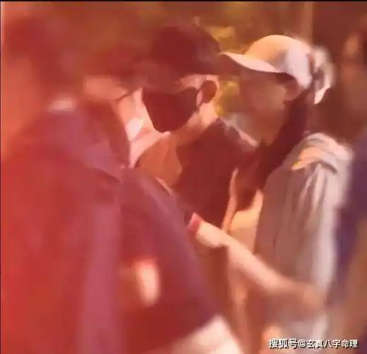 聂远聚会现场秦子越掐烟成焦点,贤惠举动备受瞩目!