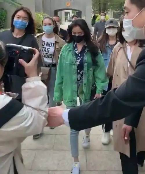 杨幂下班回家没注意与路人同框看到腿围差距才知明星可以有多瘦