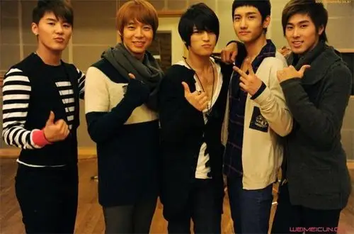 现在这个组合变成了两个组合,其中的两个人一直还坚守着东方神起,而