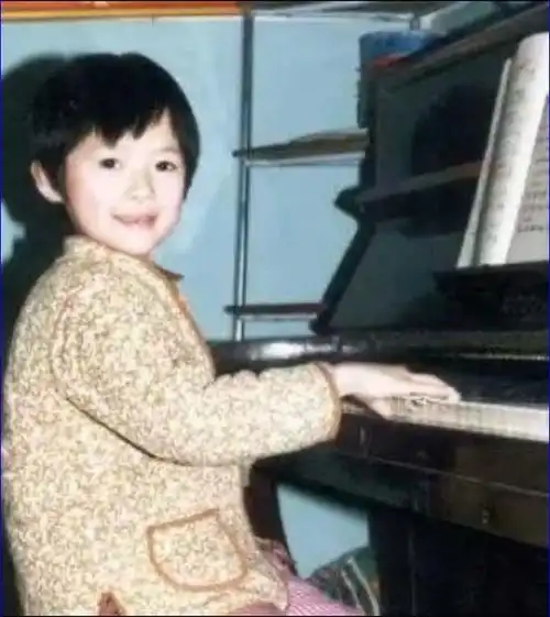 章子怡的童年照,这才是真正的从小美到大,几乎没怎么变样 !