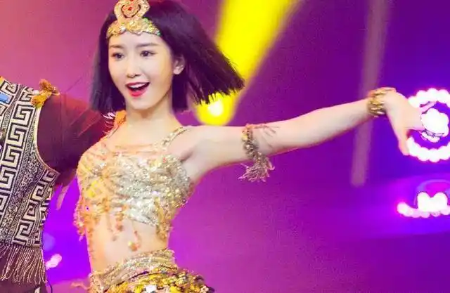 毛晓彤也太能撩人了,《新舞林大会》上的穿着超好看!