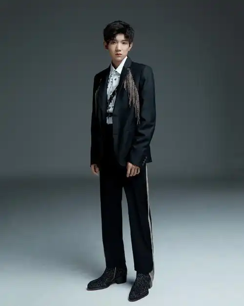 王源超话#王源2019源演唱会#金属链条装饰西装内搭铆钉衬衫,全黑造型