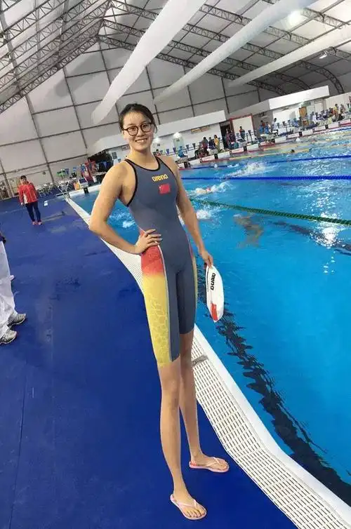 傅园慧与右边三位队友形成鲜明员,gif vs jpg 大体就是这个样子.