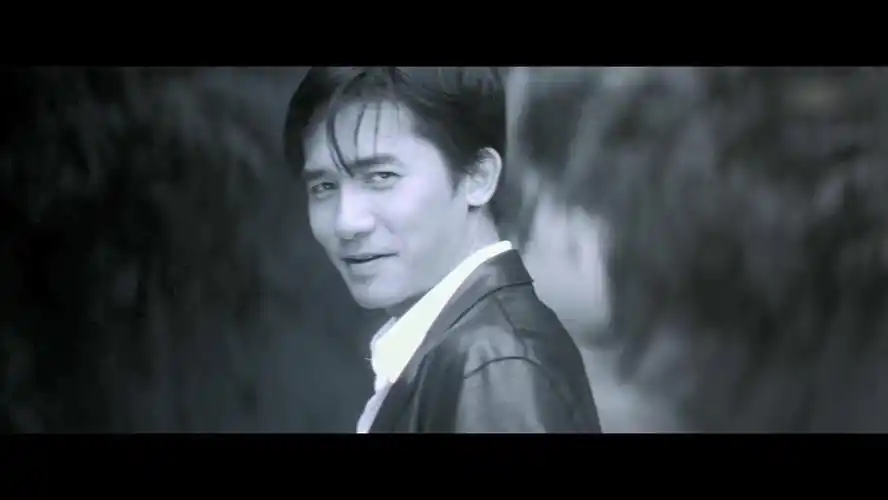 梁朝伟《无间道》里的一个回眸,短短的几秒钟