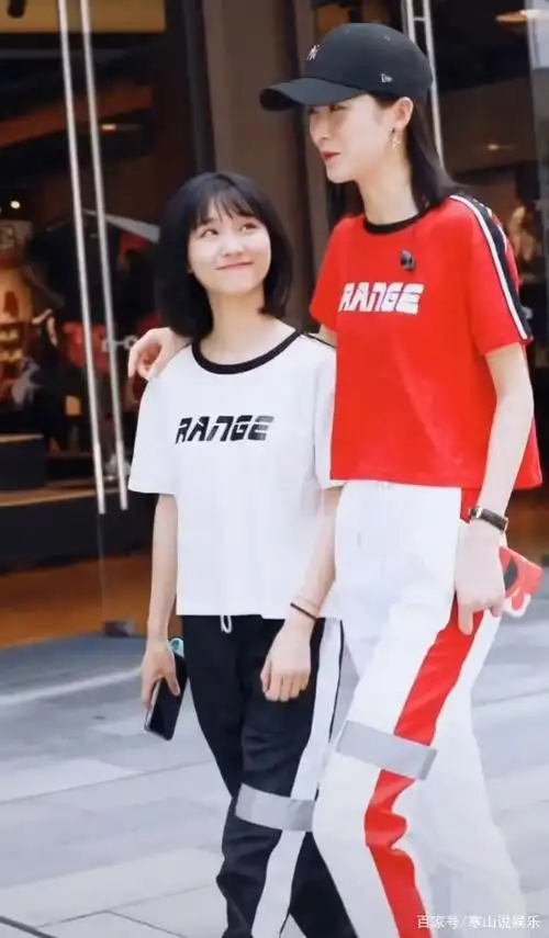 身高差闺蜜逛街:明明穿的是同款,一个像未成年,一个却像妈妈!
