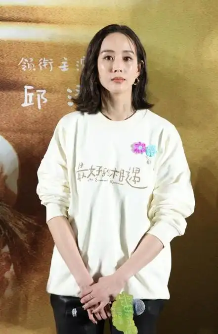 张钧甯机场造型大揭秘时尚清纯双美艳惊艳众人