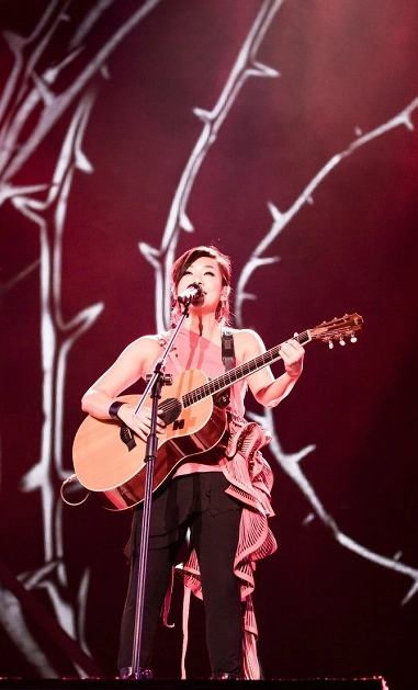 林忆莲中年发福穿斜肩红色上衣高级时髦意外惊现麒麟臂