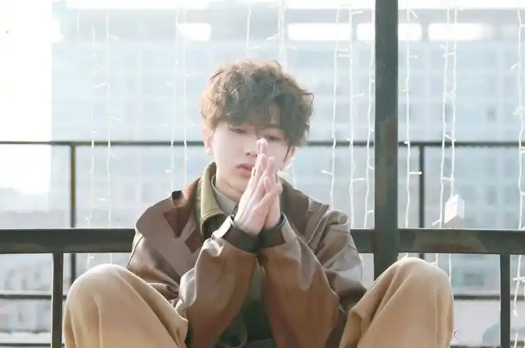 蔡徐坤最新大片曝光,百变小王子一改浓妆霸气,羊毛小卷发超可爱