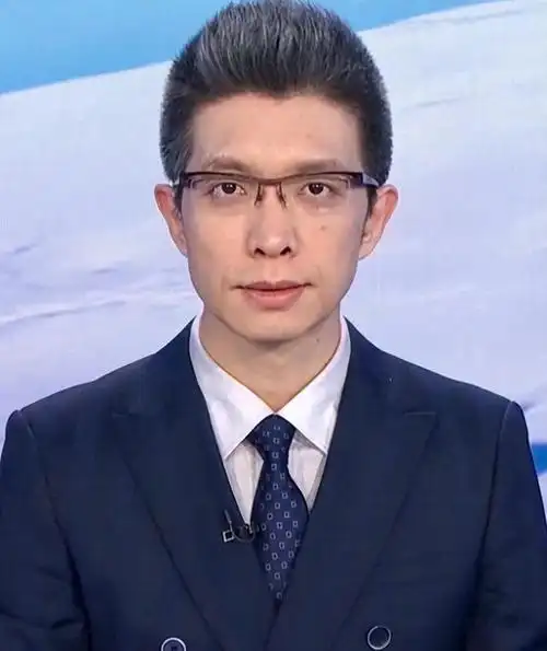 43岁著名央视主播朱广权,为何一直孤身一人?