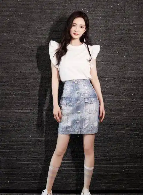 杨幂的"渐变袜"好有艺术感,腿围能改变颜色,越细的腿颜色越深_丝袜