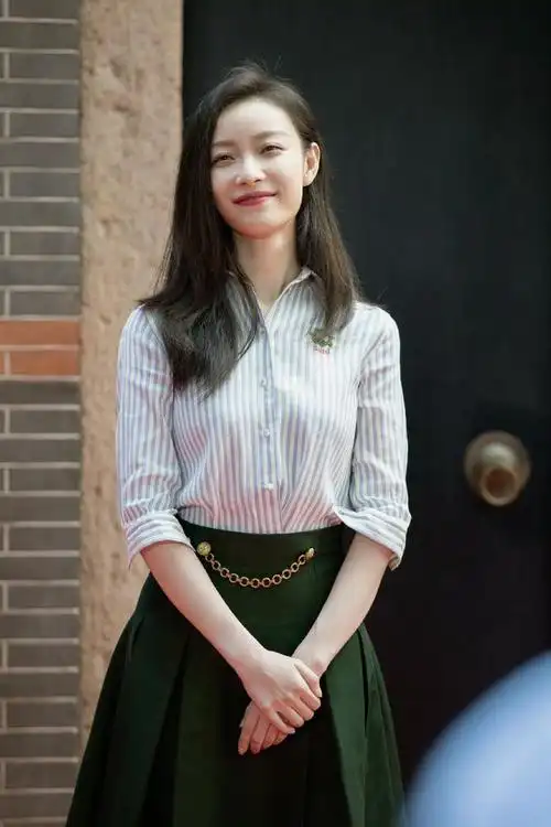 提起倪妮,首先想到的肯定是她的外表,不仅是有大长腿,脸蛋也是实打实
