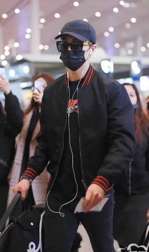 国内男明星本周机场街拍,谁的私服品味更佳?