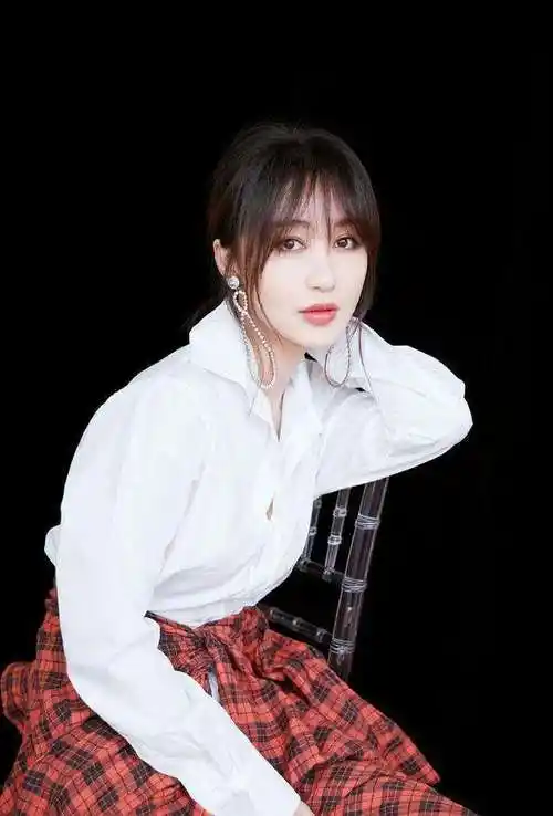 李菲儿:和黄晓明同居3年,因杨颖分手,35岁仍单身