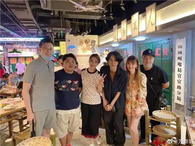 上海主持人的聚会!豆豆姐姐罕见现身 万蒂妮贝倩妮姐妹花合体