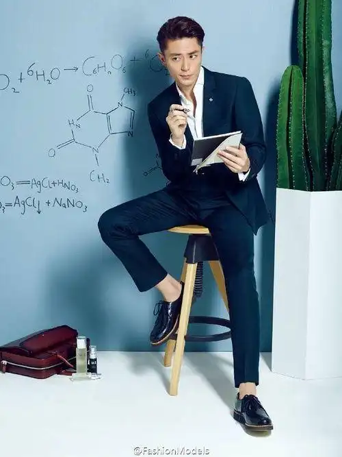 来看霍建华最新写真